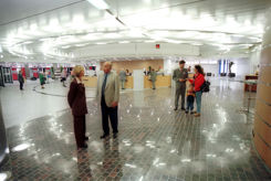 1997 wurde der heutige Schalterbereich installiert und der Rondellen-Eingang Richtung Passage eingerichtet.